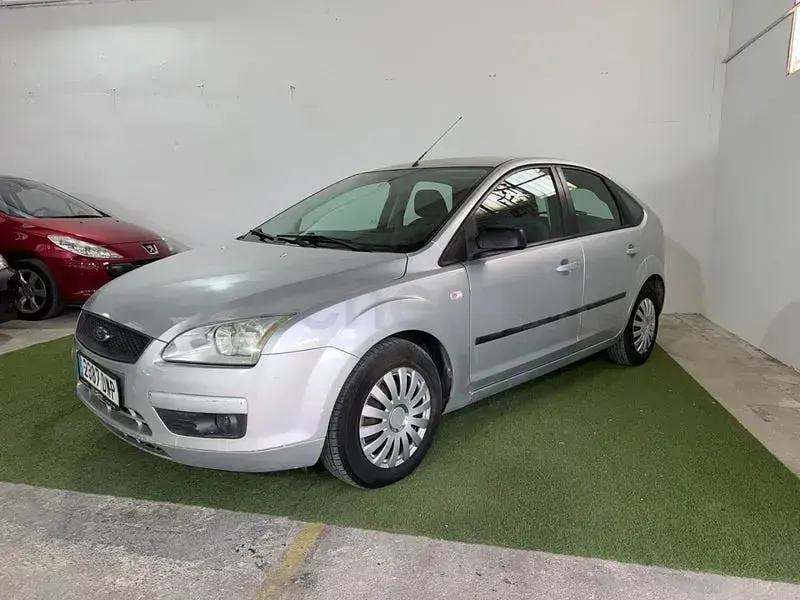Usado Ford Focus Ambiente 90 CV (66 kW) 2006 Gris / plata Berlina