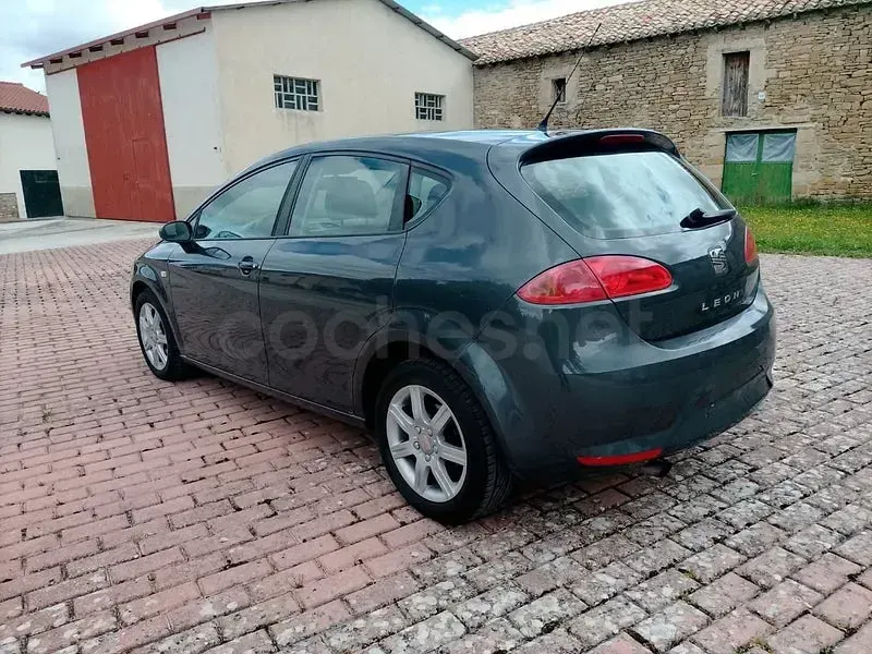 Usado Seat Leon Sport 105 CV (77 kW) 2008 Gris / plata Utilitario
