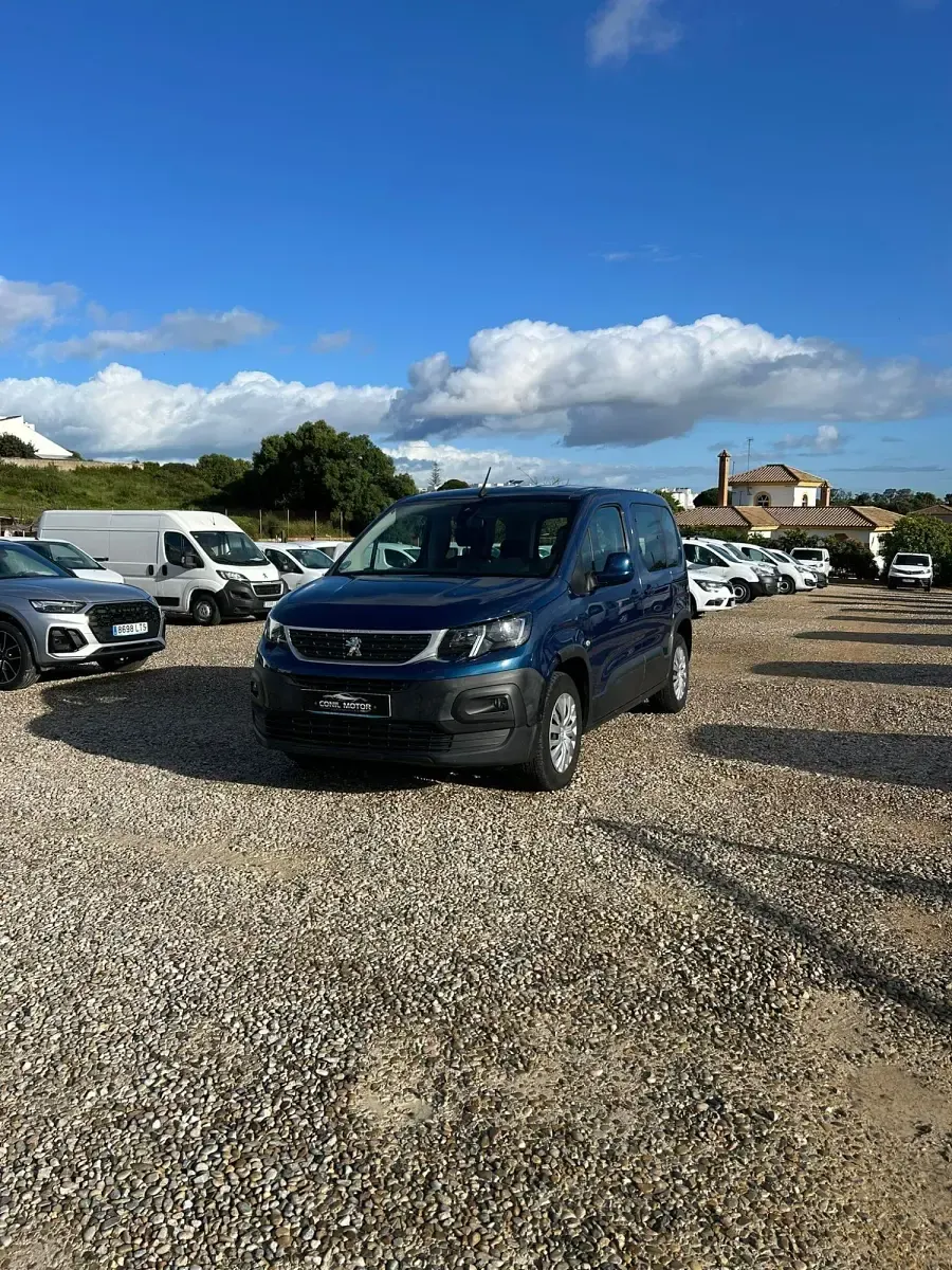 Usado Peugeot Rifter Active 100 CV (73 kW) 2021 Azul Monovolumen