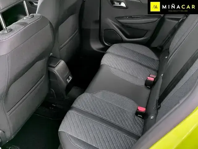 Usado Peugeot 208 Allure 101 CV (74 kW) 2024 Amarillo Utilitario
