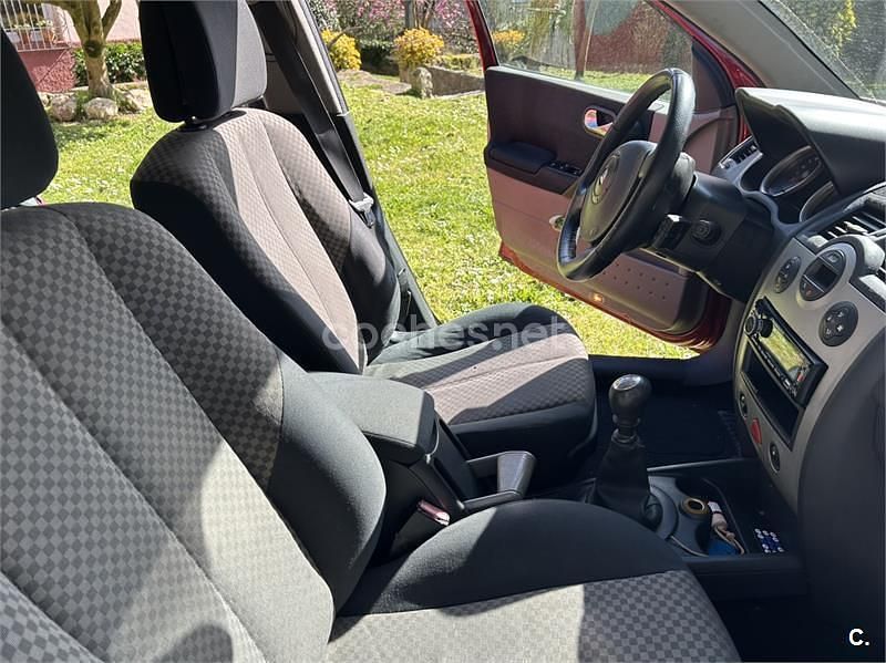Rojo Usado 2003 Renault Mégane II Dynamique Berlina | 1800 € (Precio justo) - Imagen 1/1
