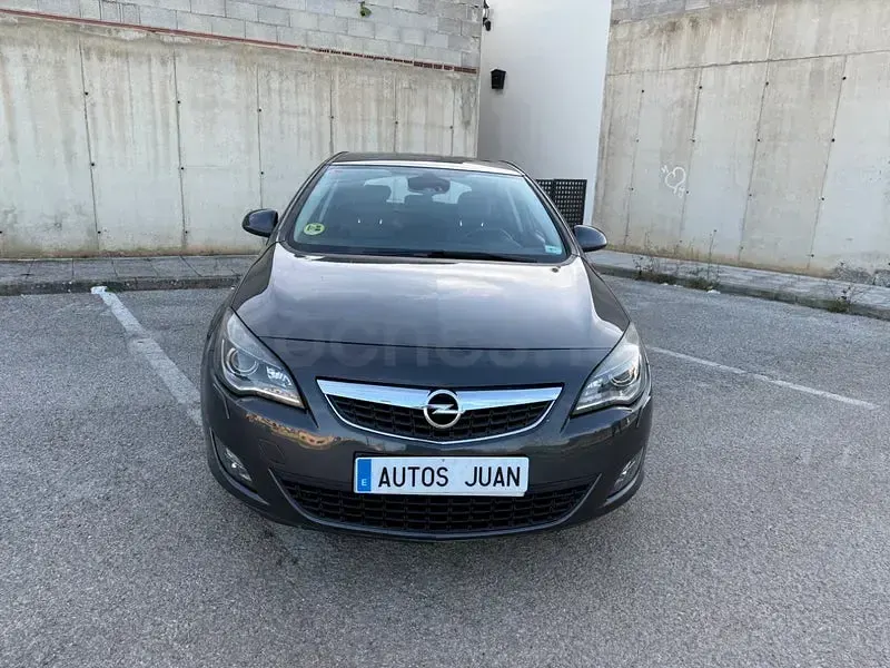 Usado Opel Astra Sportive 165 CV (121 kW) 2013 Gris / plata Berlina