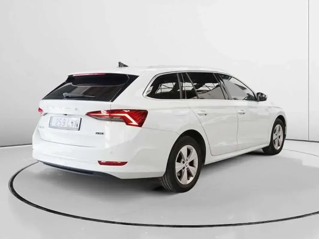 Usado Skoda Octavia Ambition 110 CV (80 kW) 2021 Blanco Utilitario