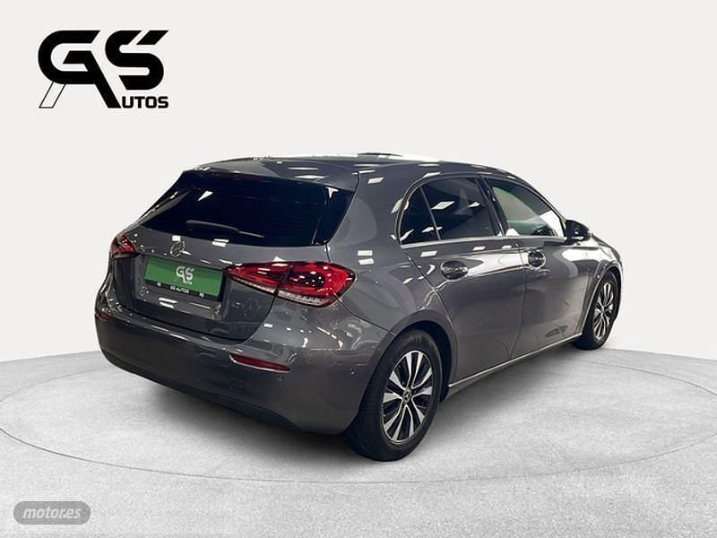 Usado Mercedes A180 116 CV (85 kW) 2020 Gris Utilitario
