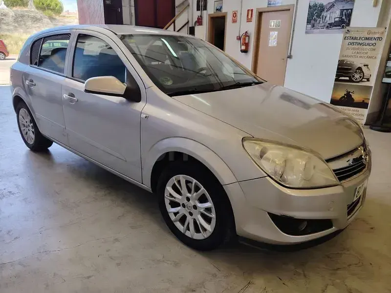 Usado Opel Astra Energy 90 CV (66 kW) 2008 Gris / plata Berlina