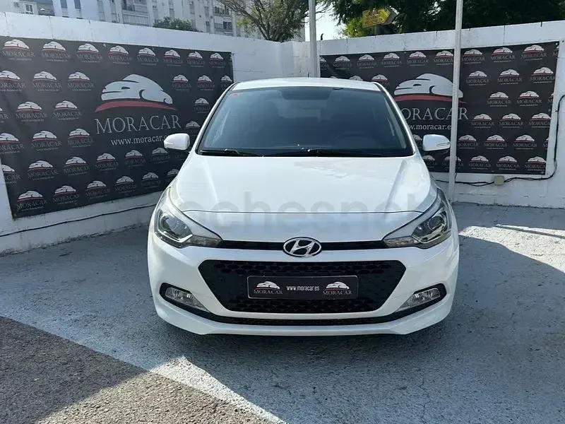 Usado Hyundai i20 90 CV (66 kW) 2017 Blanco Berlina