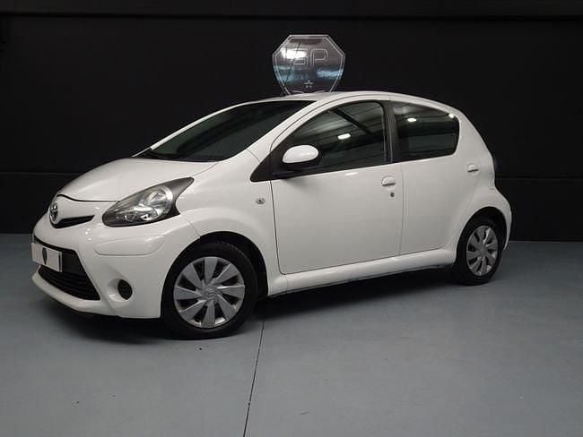Usado Toyota Aygo Live 68 CV (50 kW) 2012 Blanco Utilitario