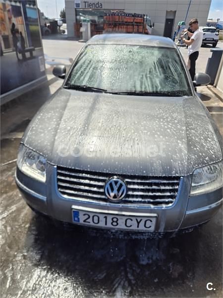 Usado VW Passat Highline 130 CV (95 kW) 2004 Gris / plata Berlina