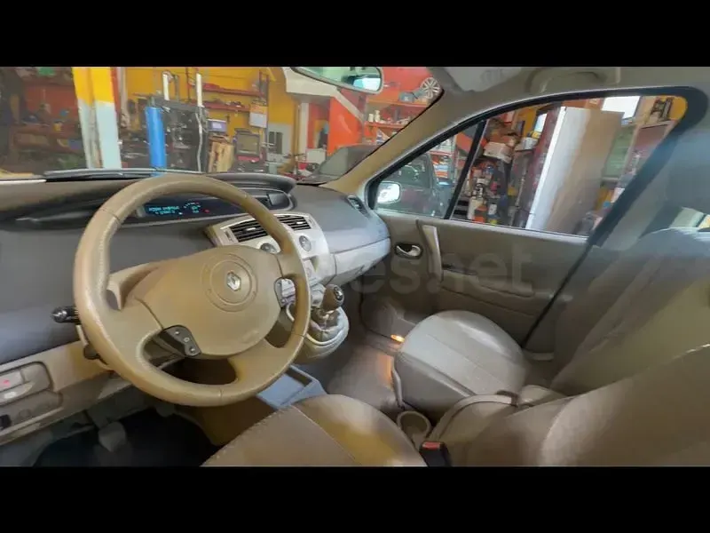 Usado Renault Scénic Privilege 120 CV (88 kW) 2004 Gris / plata Monovolumen