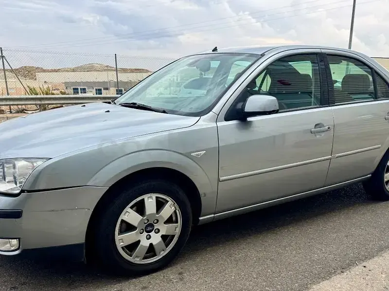 Usado Ford Mondeo Trend 130 CV (95 kW) 2004 Gris / plata Berlina