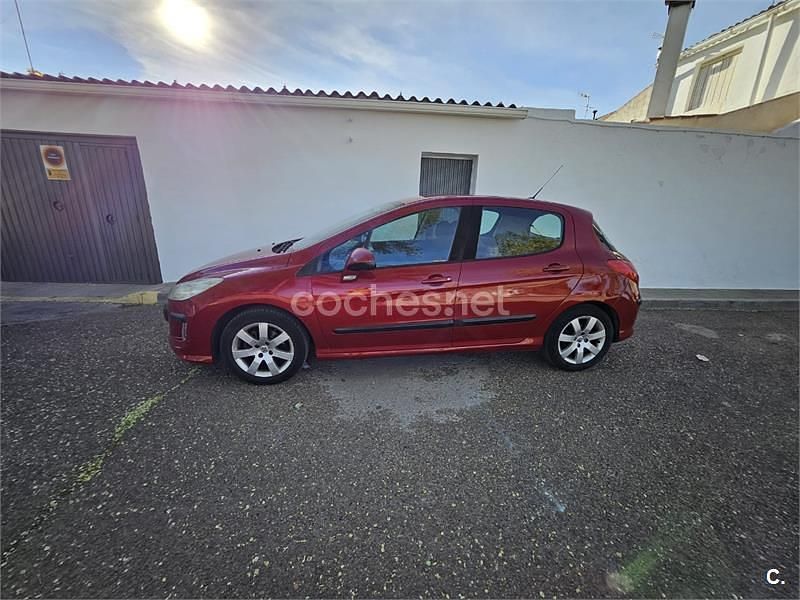 Usado Peugeot 308 110 CV (80 kW) 2008 Granate Berlina