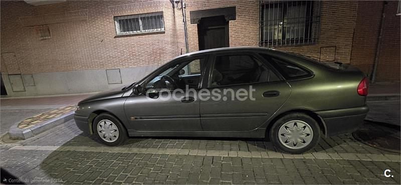 Usado Renault Laguna 95 CV (69 kW) 1995 Gris / plata Berlina