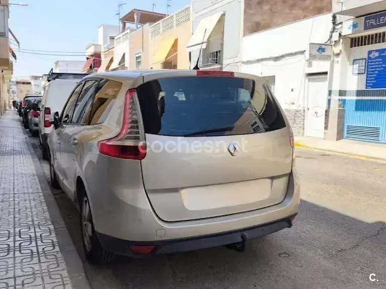 Usado Renault Grand Scénic II Dynamique 130 CV (95 kW) 2009 Beige Monovolumen