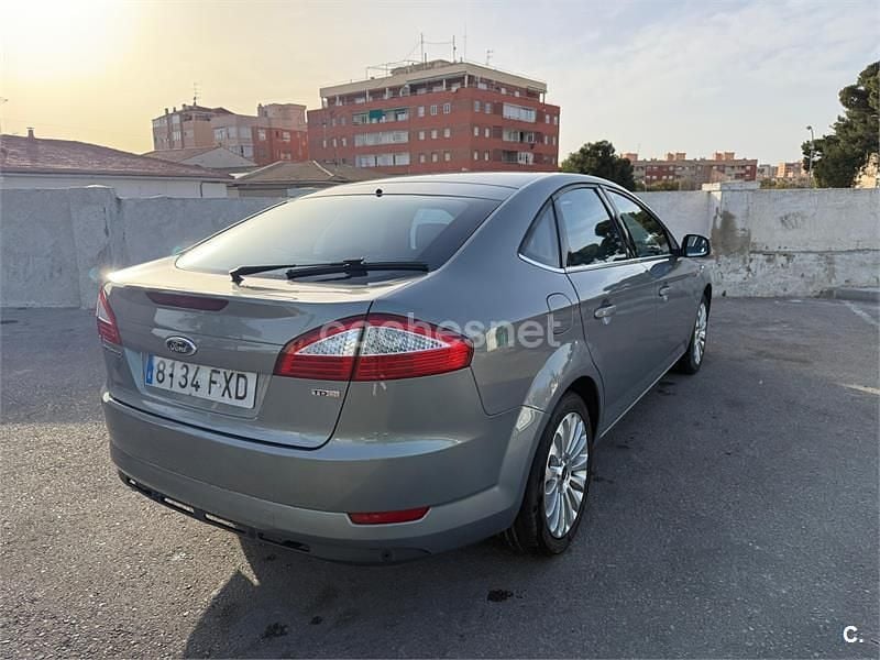 Usado Ford Mondeo Titanium 140 CV (102 kW) 2007 Beige Berlina