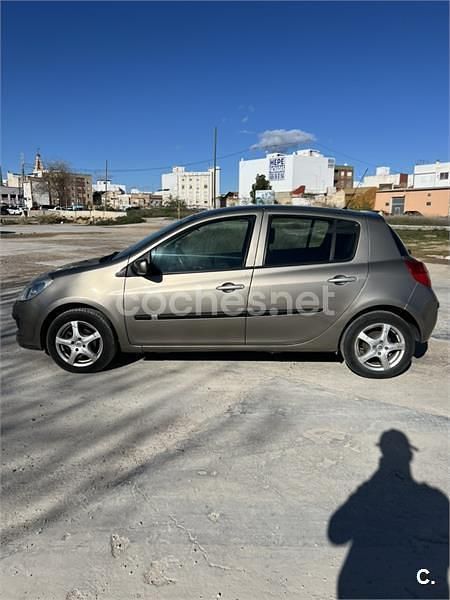 Usado Renault Clio II Authentique 70 CV (51 kW) 2009 Gris / plata Berlina