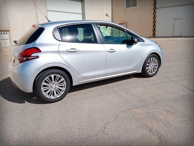 Usado Peugeot 208 Active 75 CV (55 kW) 2018 Gris Utilitario