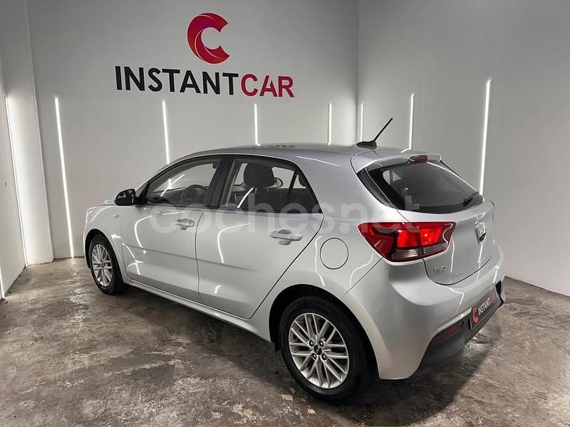Usado Kia Rio 84 CV (61 kW) 2022 Gris / plata Berlina