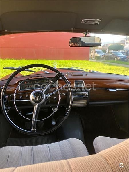 Usado Mercedes 200 109 CV (80 kW) 1985 Negro Berlina