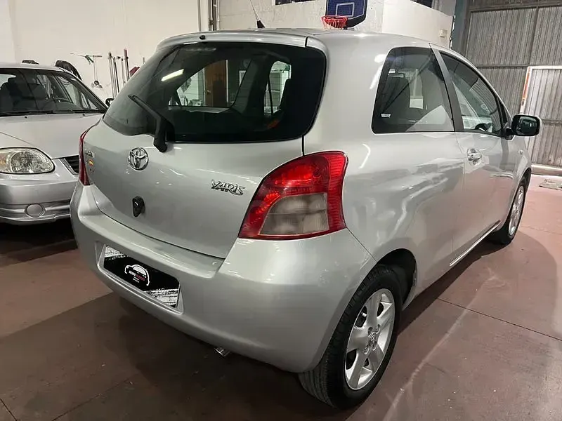 Usado Toyota Yaris Sol 87 CV (63 kW) 2006 Gris / plata Berlina