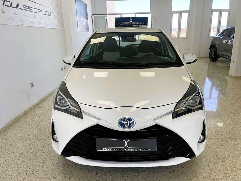 Usado Toyota Yaris Hybrid Active 99 CV (72 kW) 2020 Blanco Utilitario