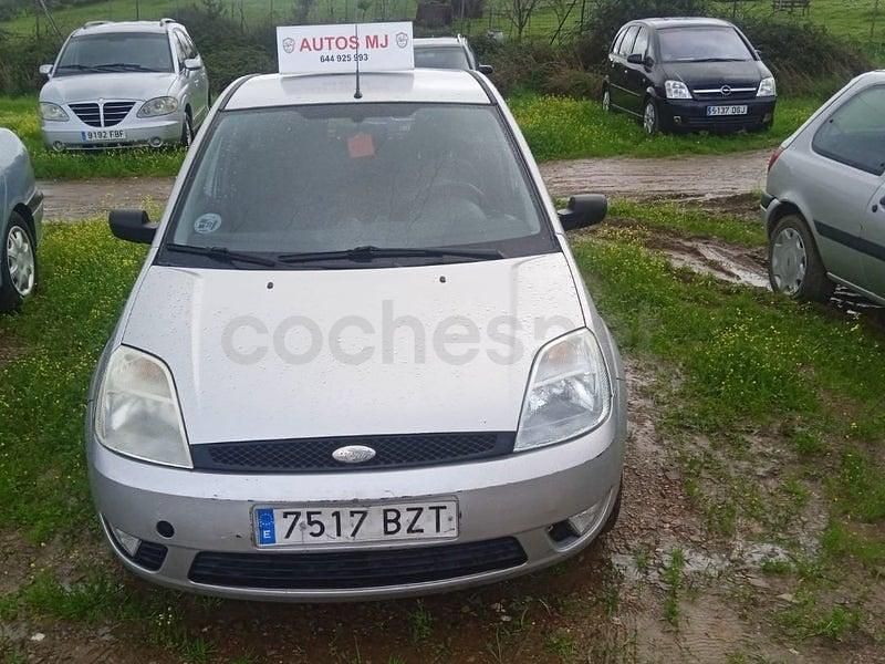 Gris / plata Usado 2002 Ford Fiesta Trend Utilitario | 2700 € (Precio justo) - Imagen 1/4