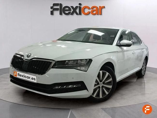 Usado Skoda Superb Style 150 CV (110 kW) 2022 Blanco Familiar