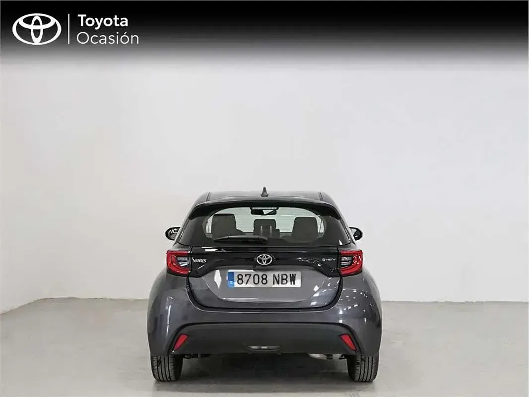 Usado Toyota Yaris Hybrid Active 116 CV (85 kW) 2025 Gris Monovolumen