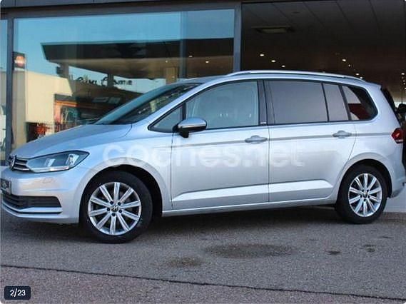 Gris / plata Usado 2021 VW Touran Advance Monovolumen | 28.800 € (Un poco caro) - Imagen 1/4