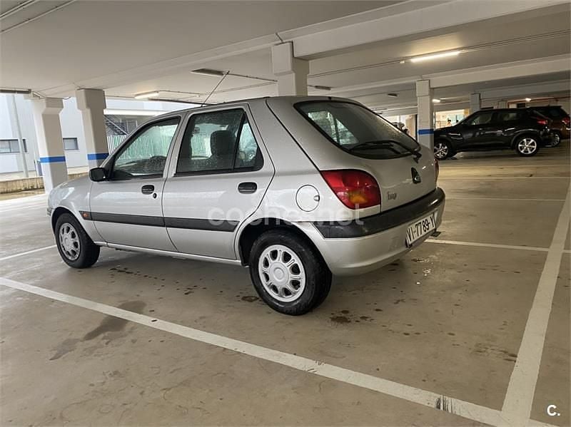 Gris / plata Usado 2000 Ford Fiesta Ambiente Berlina | 2200 € - Imagen 1/4