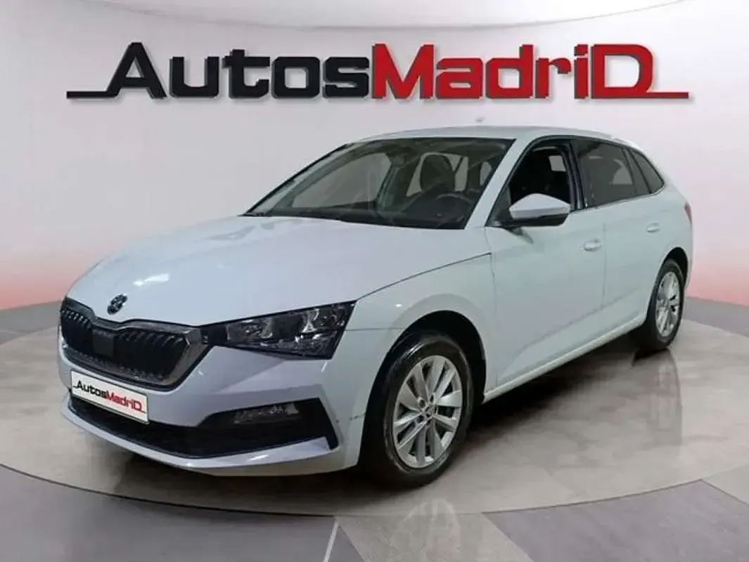Usado Skoda Scala Ambition 110 CV (80 kW) 2023 Blanco Utilitario