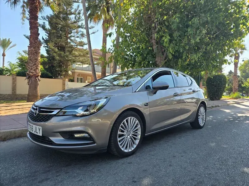 Usado Opel Astra Excellence 136 CV (100 kW) 2016 Gris / plata Berlina