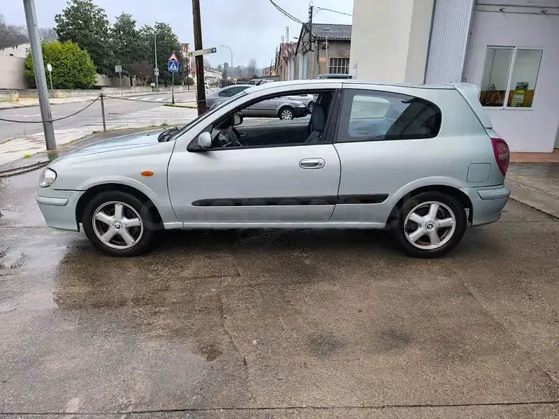 Usado Nissan Almera Tekna 98 CV (72 kW) 2003 Verde Berlina