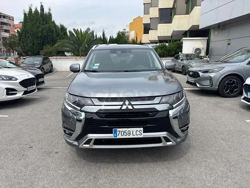 Usado Mitsubishi Outlander P-HEV 224 CV (164 kW) 2019 Gris / plata SUV
