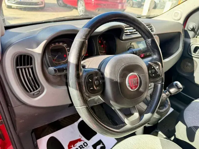 Usado Fiat Panda Lounge 69 CV (50 kW) 2018 Rojo Utilitario