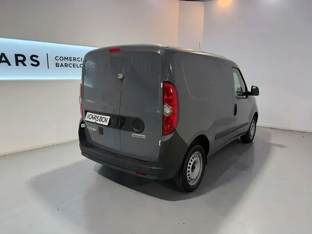 Usado Fiat Doblò 80 CV (58 kW) 2021 Blanco Monovolumen