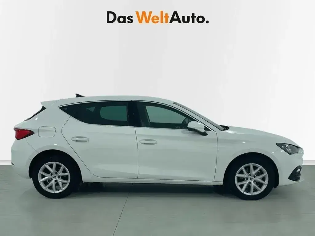 Używany Seat Leon Style 116 KM (85 kW) 2025 Biały Sedan/Limuzyna