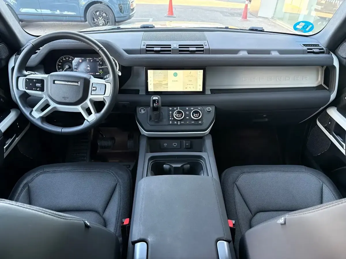Usado Land Rover Defender SE Dynamic 404 CV (297 kW) 2023 Verde SUV