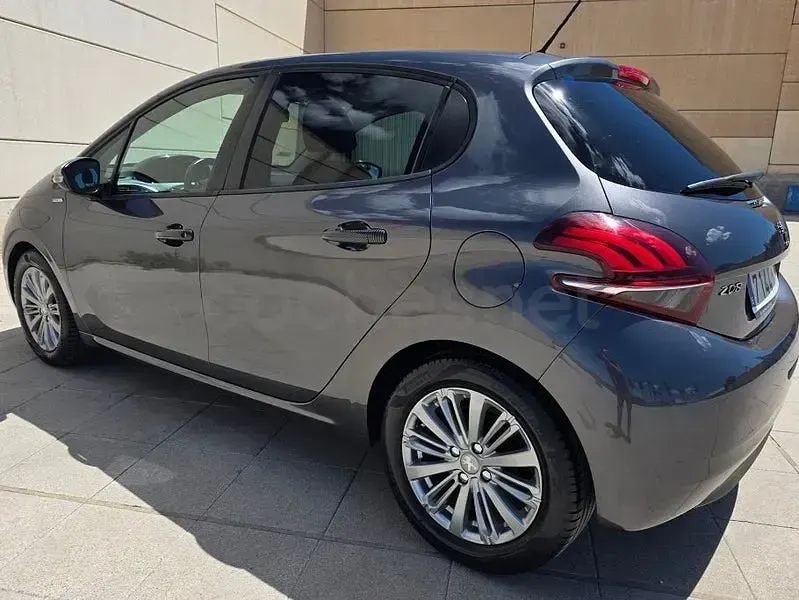 Usado Peugeot 208 Style 82 CV (60 kW) 2018 Marrón Utilitario