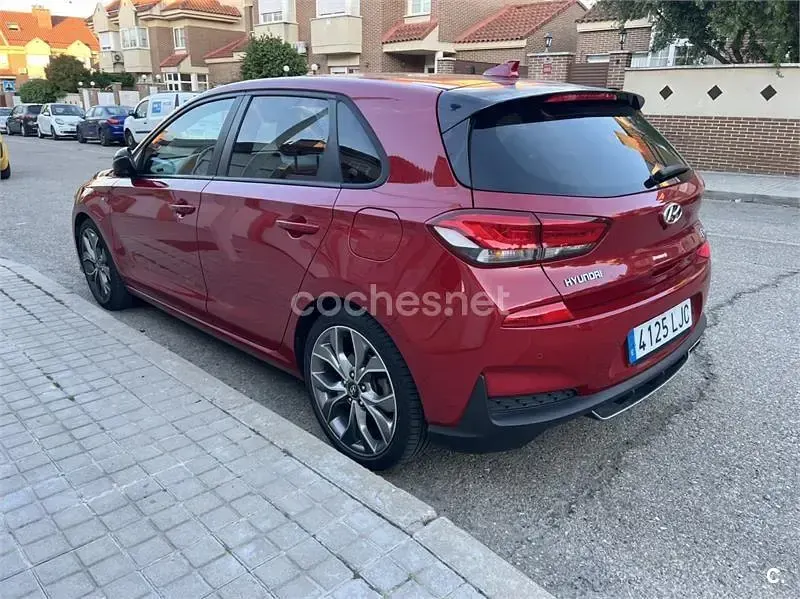Usado Hyundai i30 140 CV (102 kW) 2020 Rojo Berlina