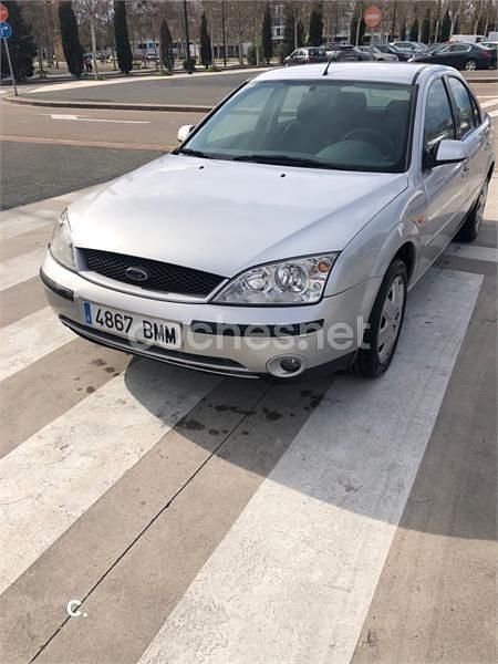 Usado Ford Mondeo Trend 125 CV (91 kW) 2001 Gris / plata Berlina