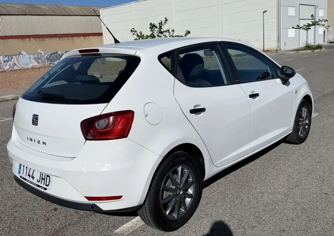 Usado Seat Ibiza Reference 69 CV (50 kW) 2015 Blanco Utilitario