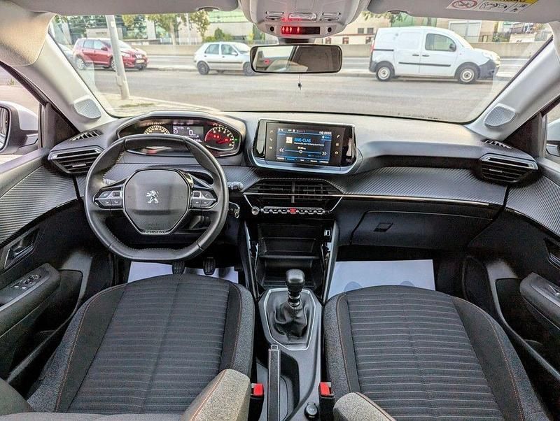 Usado Peugeot 208 Allure 100 CV (73 kW) 2021 Blanco Utilitario