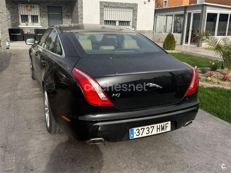 Usado Jaguar XJ Luxury 275 CV (202 kW) 2012 Negro Berlina
