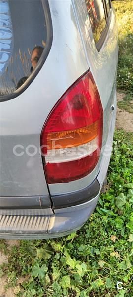 Usado Opel Zafira Comfort 82 CV (60 kW) 1999 Gris / plata Monovolumen