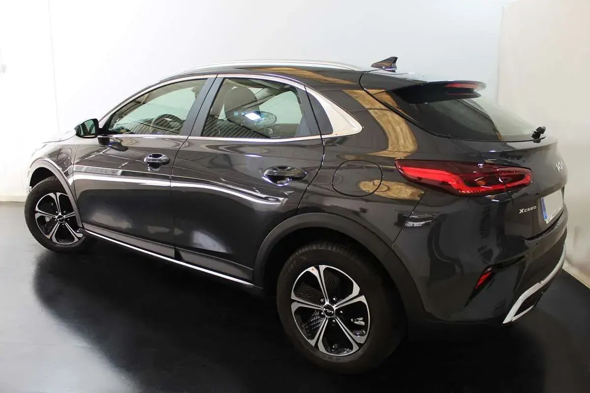 Usado Kia XCeed 141 CV (103 kW) 2023 Gris SUV
