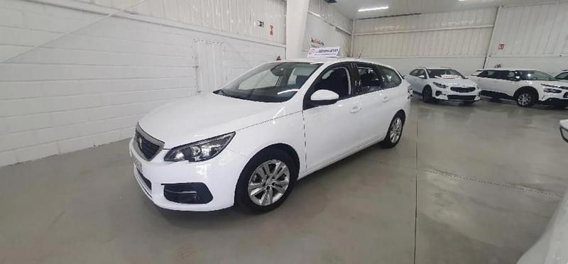 Usado Peugeot 308 Active 131 CV (96 kW) 2018 Blanco Familiar
