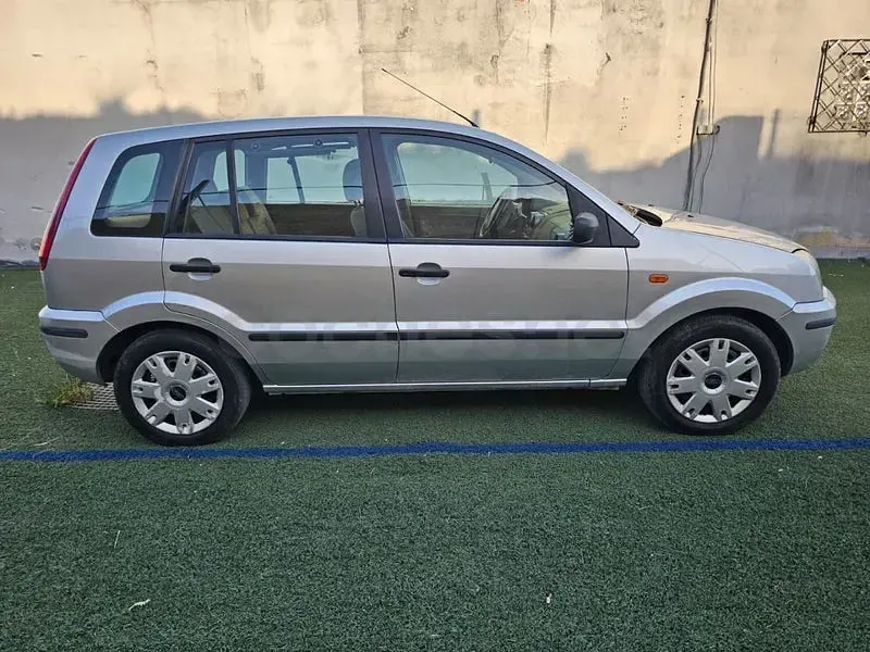 Usado Ford Fusion 100 CV (73 kW) 2003 Gris / plata Utilitario