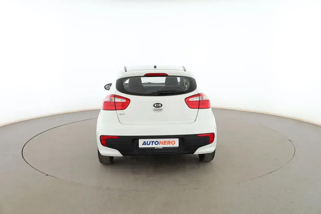 Usado Kia Rio 85 CV (62 kW) 2015 Blanco Berlina