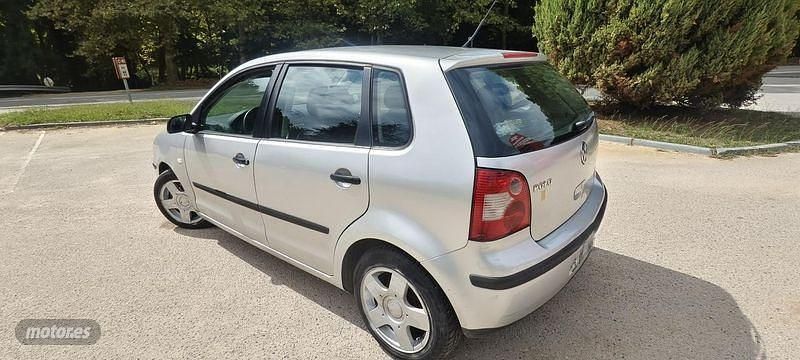 Usado VW Polo 56 CV (41 kW) 2002 Gris Coupe