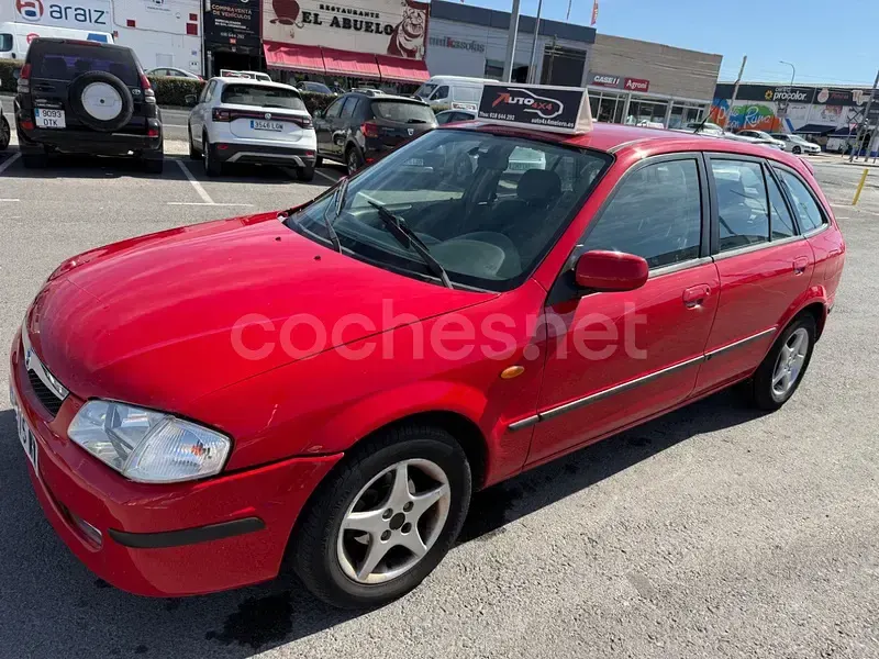 Usado Mazda 323 90 CV (66 kW) 1998 Rojo Berlina